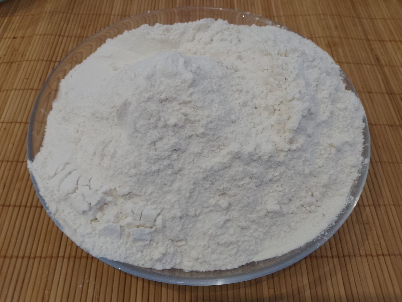 Пирожки из дрожжевого теста на сметане, с мясной начинкой, жареные на сковороде: Муку просеиваем через сито и смешиваем с солью.