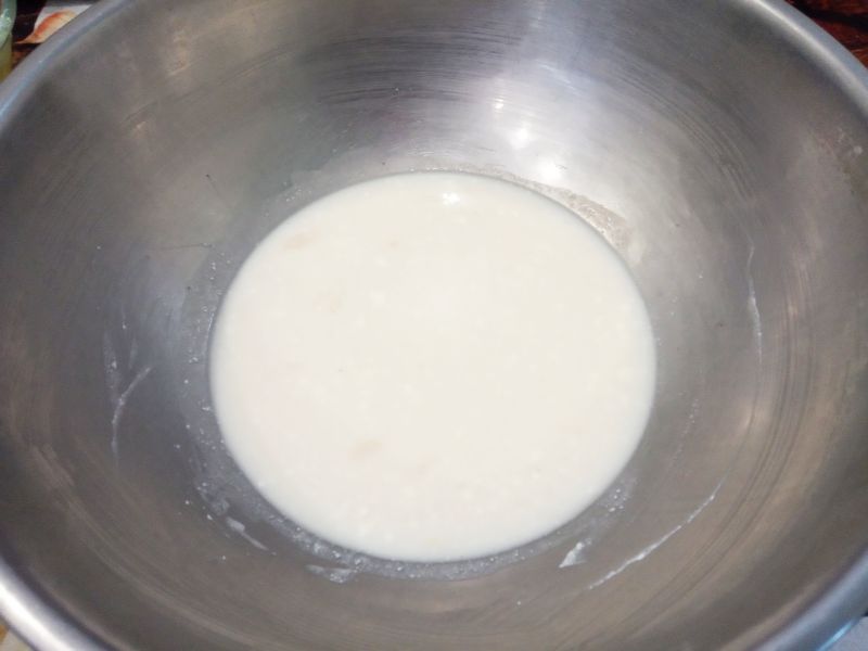 Пирожки с фасолевой начинкой в чесночной заливке, просто и вкусно: Дрожжи измельчаем, добавляем столовую ложку сахара и теплое молоко или кефир, перемешиваем до растворения.