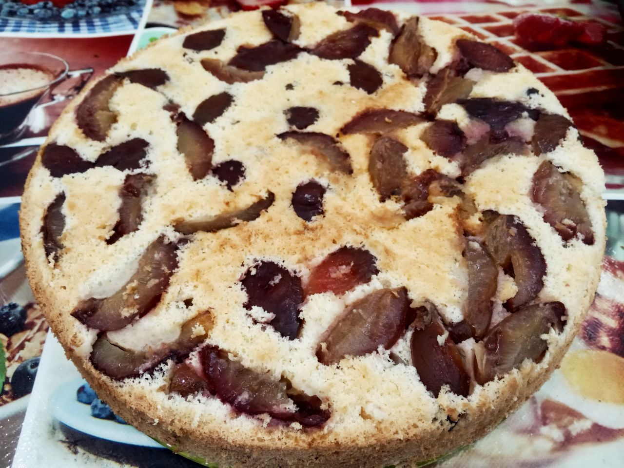 Пирог из бисквитного теста со сливами, просто и вкусно: Форму переворачиваем и вынимаем пирог, сверху пирог посыпаем сахарной пудрой по вкусу.