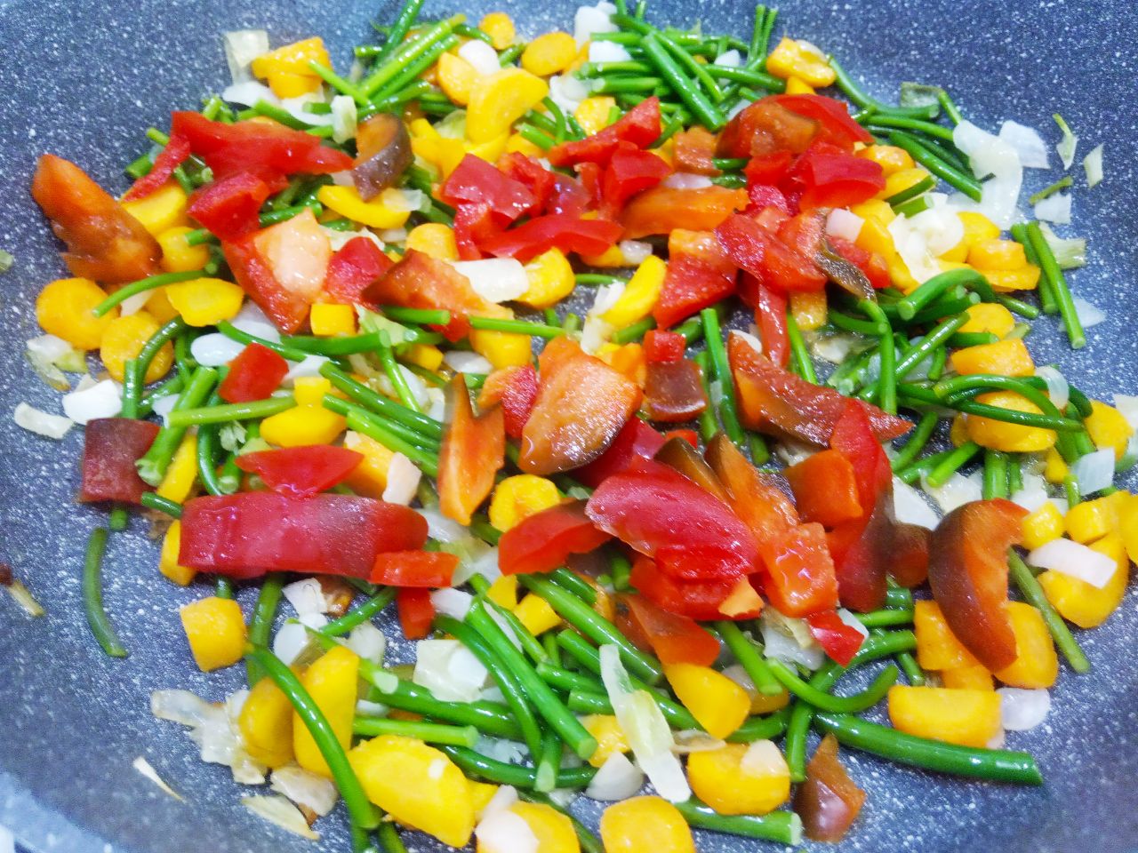 Тушеные патиссоны с овощами, полезные и вкусные: Кладем полоски перца и помидоры, обжариваем несколько минут.