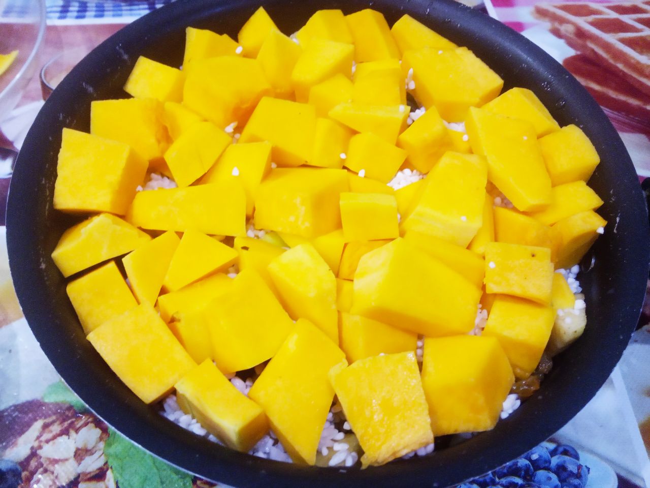 Плов  из тыквы и фруктов, полезный и вкусный: Выкладываем оставшиеся кусочки тыквы.