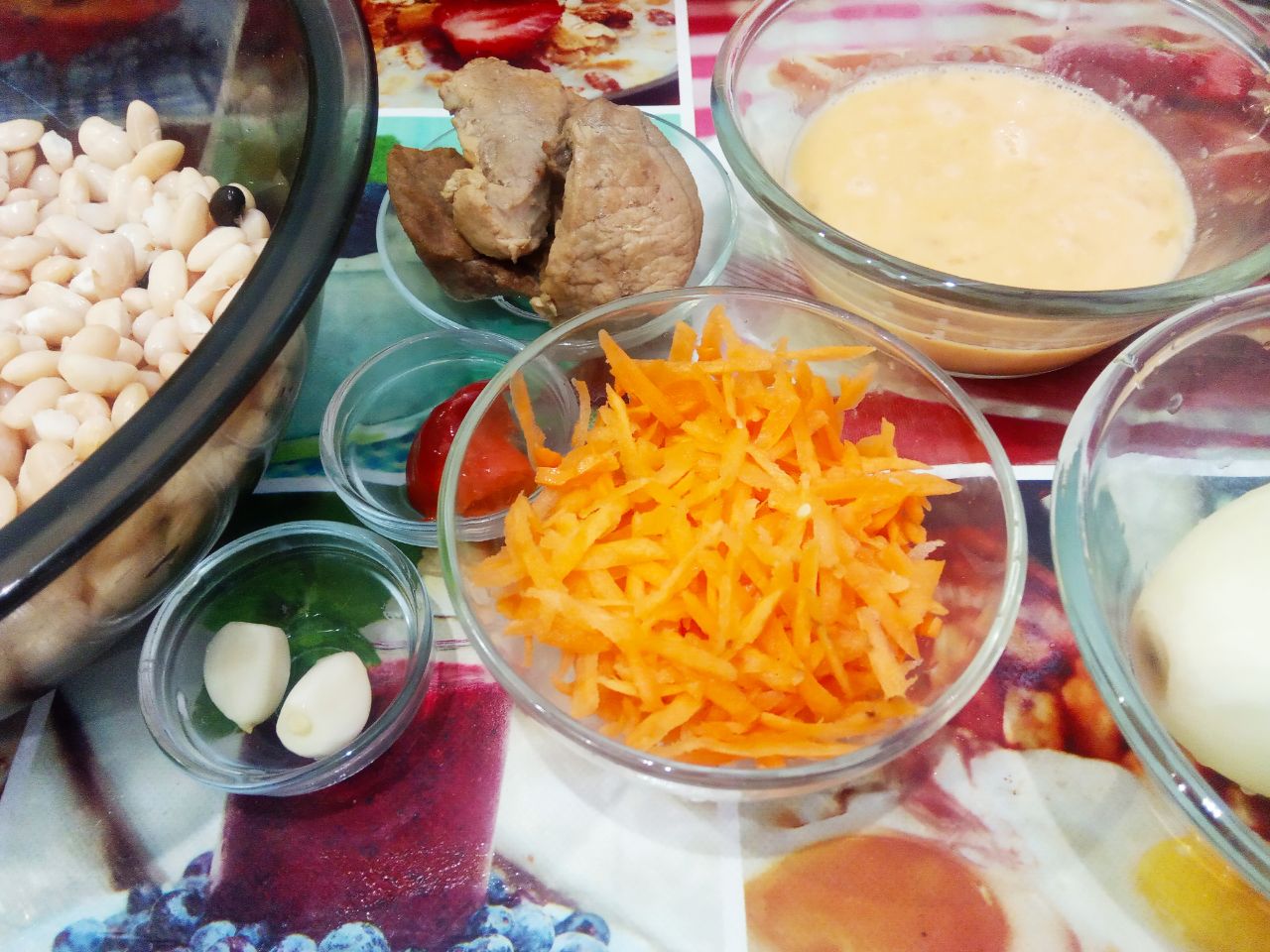 Салат из фасоли с мясом, овощами и яйцами