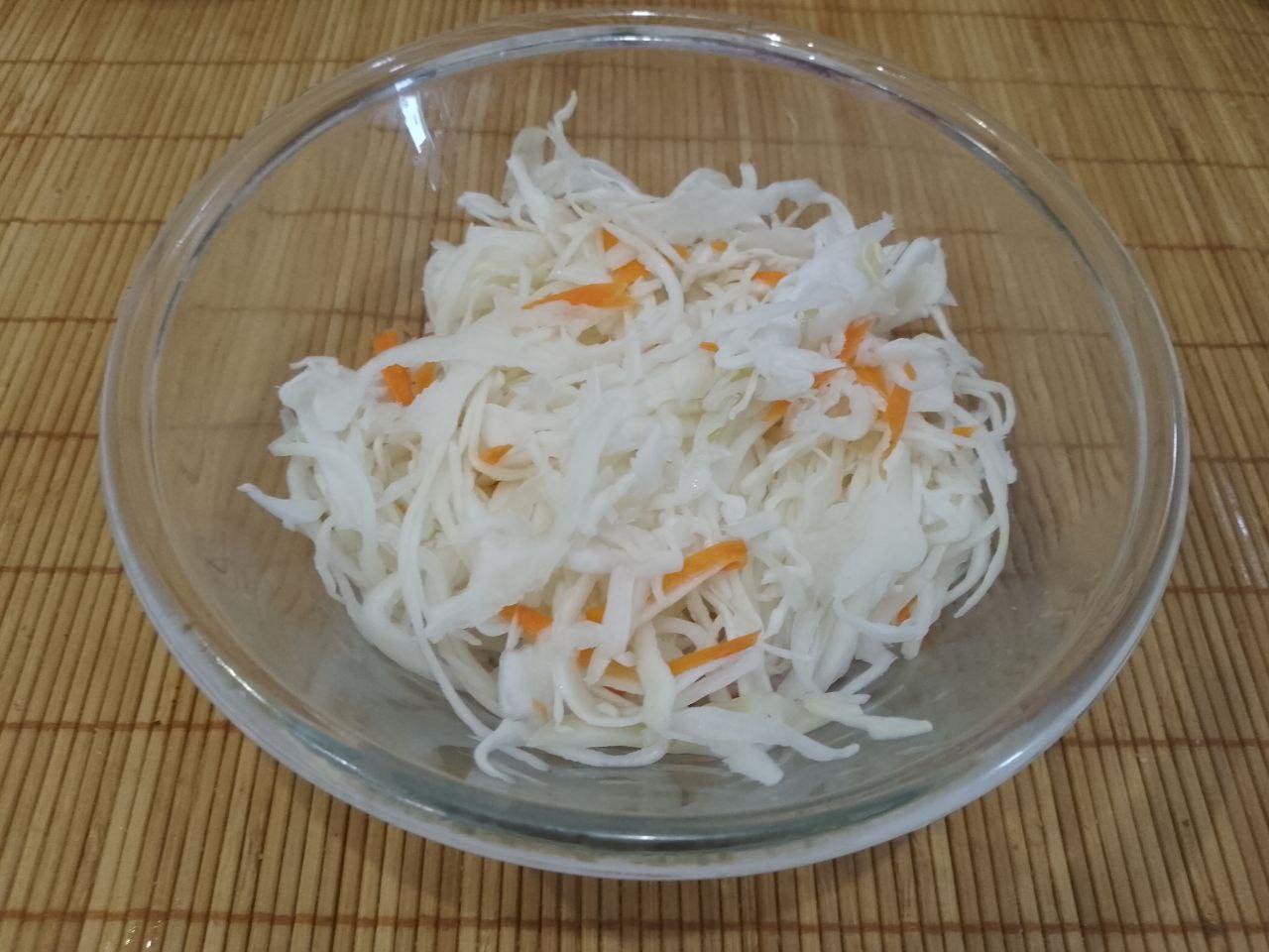 Салат из куриного мяса, свеклы и овощей, полезный и сытный: Капусту я готовлю быстрого маринования.