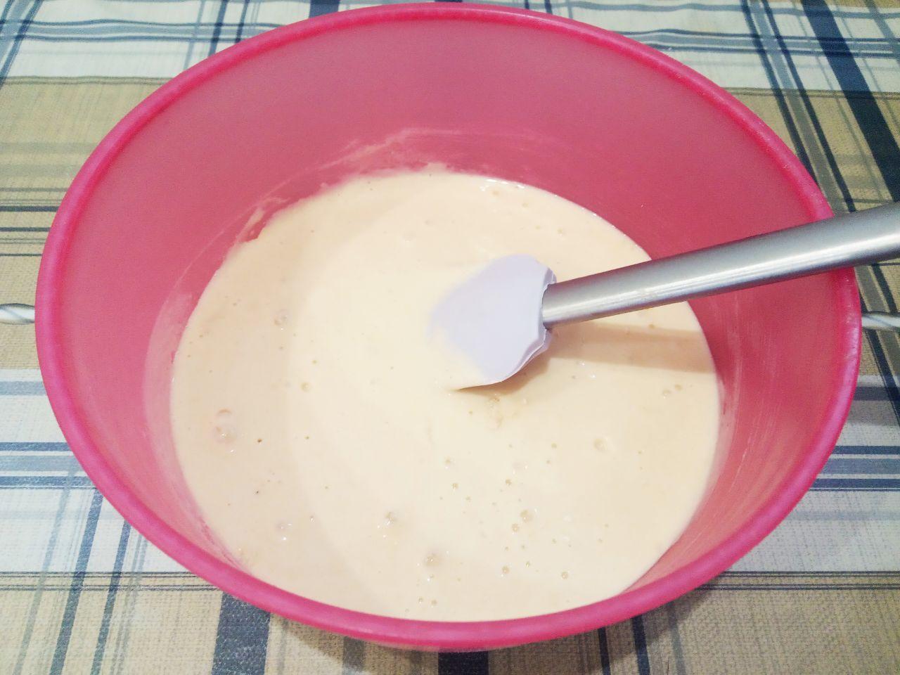Панкейки с ягодами, вкусно и просто: Муку смешиваем с содой и перемешиваем. Просеиваем муку через сито, добавляем в смесь и размешиваем. Соду