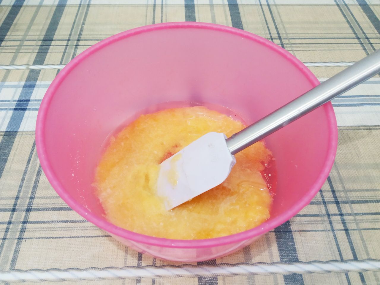 Печенье песочное со сливочным вкусом и в кокосовой стружке: Вливаем растительное масло без запаха, размешиваем.
