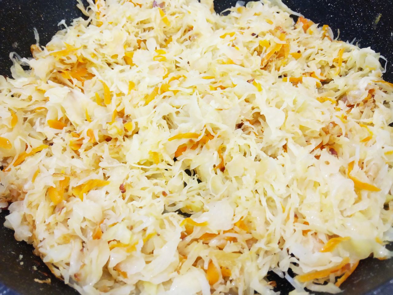 Капустные биточки с фаршем и соусом в духовке: Кладем в сковороду к обжаренным овощам капусту, солим и перчим по вкусу. Овощи перемешиваем и обжариваем