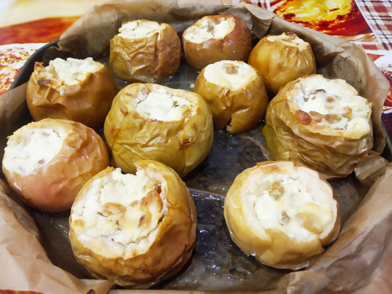 Вкусный десерт из яблок с творогом и изюмом, запеченных в духовке: Запекаем яблоки до размягчения примерно около 30 минут.