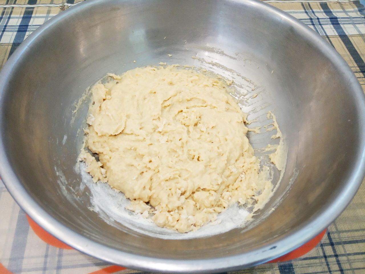 Воздушные и нежные булочки с заварным кремом и изюмом: Муку просеиваем через мелкое сито и половину муки с солью добавляем в смесь, размешиваем сначала лопаткой.