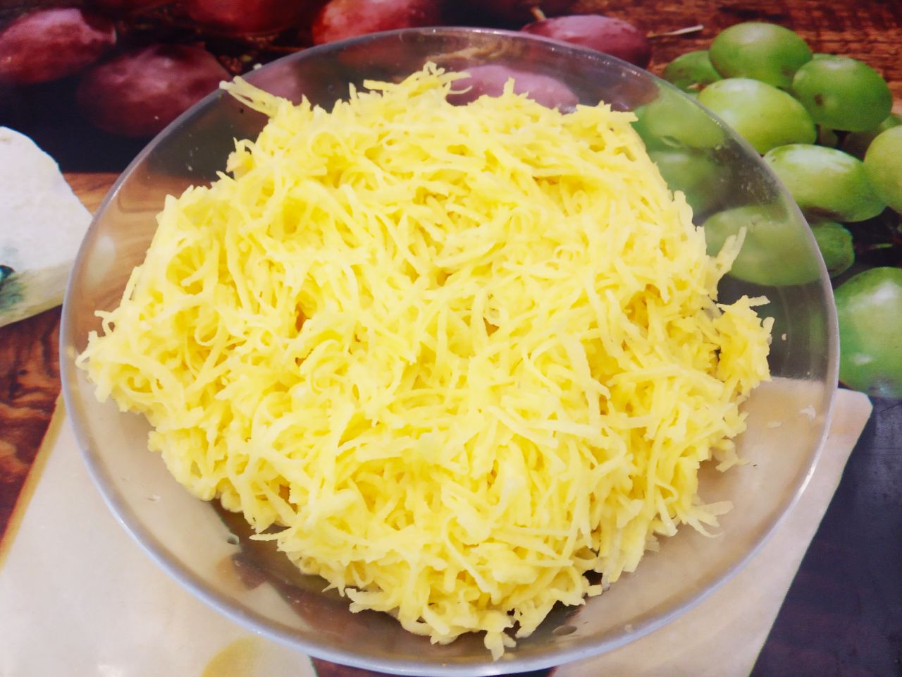 Овощные котлеты с овсяной крупой, вкусные и сытные: Картофель очищаем, промываем и натираем на средней терке.