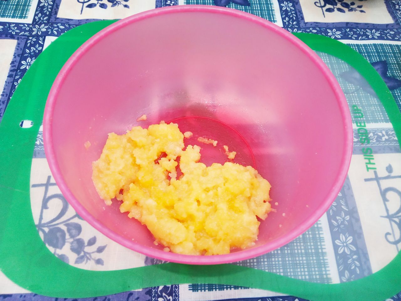 Печенье с орехами подсушенное в духовке, рассыпчатое и хрустящее: Яйца разделяем отдельно на желтки и белки. Для приготовления печенья будем использовать желтки, а из белков