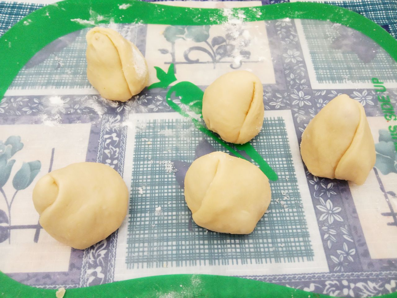 Пирожки с клубникой, из бездрожжевого теста, воздушные и рассыпчатые: С одной стороны края защипываем.