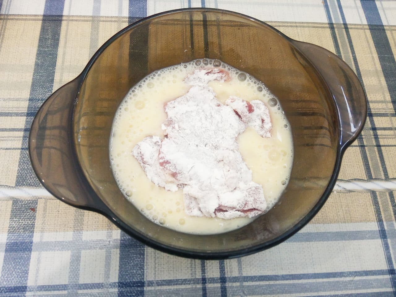 Стрипсы из мяса свинины: Затем окунаем во взбитые яйца.