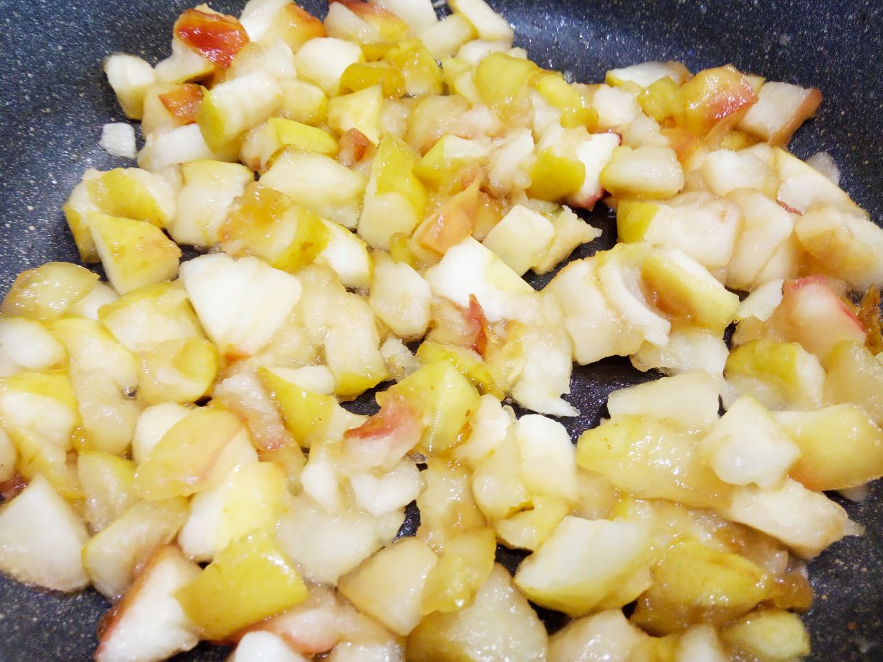 Яблочный пирог с кремом-суфле, нежный и вкусный: Разогреваем сковороду со сливочным маслом, выкладываем яблоки и обжариваем до испарения жидкости.