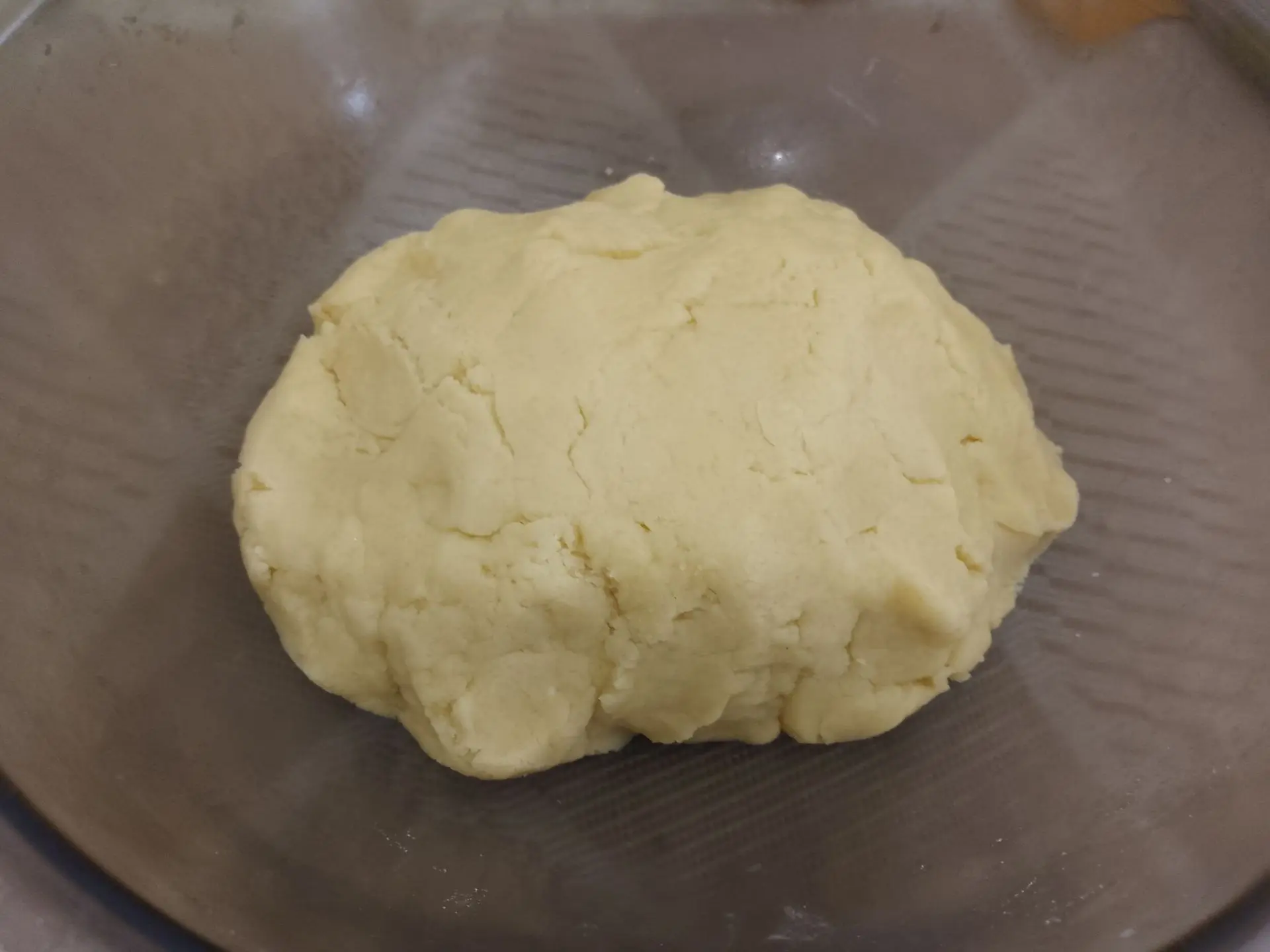 Песочный пирог с начинкой из ягод клубники и взбитых белков: Соединяем мучную крошку с желтковой смесью и замешиваем мягкое и нежное тесто.