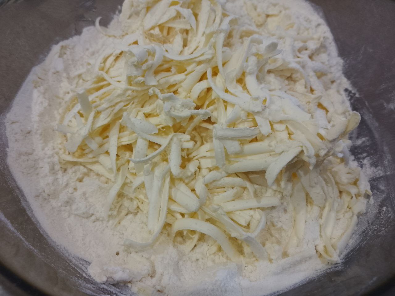 Пирог из песочной крошки, с творожной начинкой и замороженными ягодами: Сливочное масло натираем на терке и кладем в тесто, растираем в мелкую крошку. Четыре столовые ложки с горкой