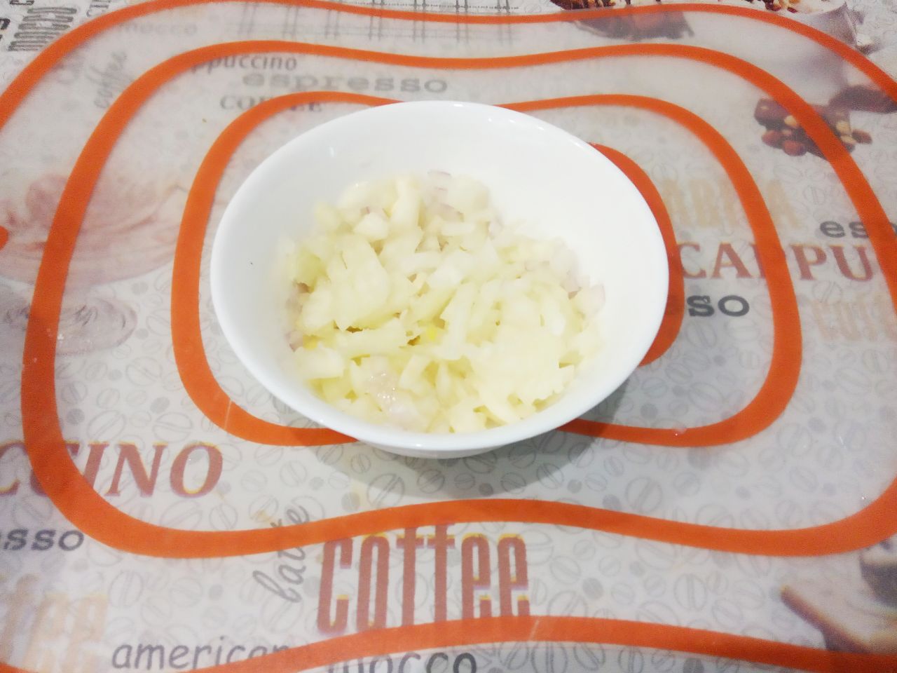 Картофельные пирожки с начинкой из куриного филе и лука: Лук очищаем от шелухи, промываем и мелко нарезаем.