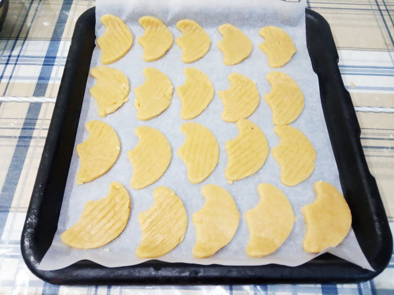 Печенье с начинкой из кокосовой стружки, просто и вкусно: Противень застилаем пергаментом или смазываем жиром и выкладываем печенье.