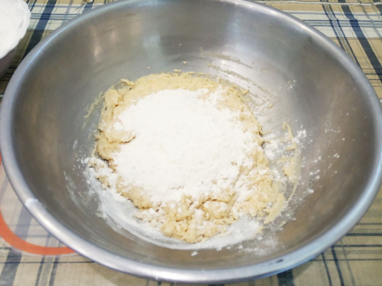 Воздушные и нежные булочки с заварным кремом и изюмом: Добавляем оставшуюся муку, замешиваем мягкое и нежное тесто.
