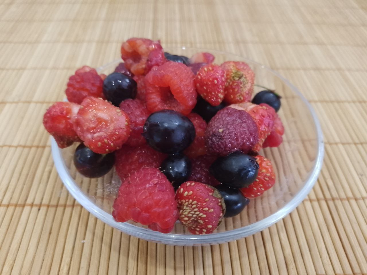 Мягкие вафли с ягодами, просто и вкусно: Ягоды промываем и просушиваем.