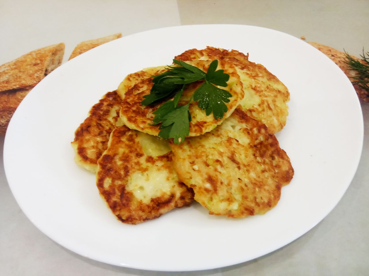 Простой рецепт овощных оладий из патиссонов, просто и вкусно