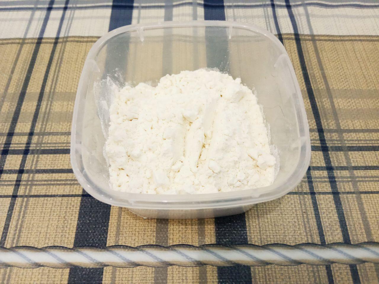 Кабачки в кляре, сытно и вкусно: Всыпаем муку в смесь, тщательно размешиваем.