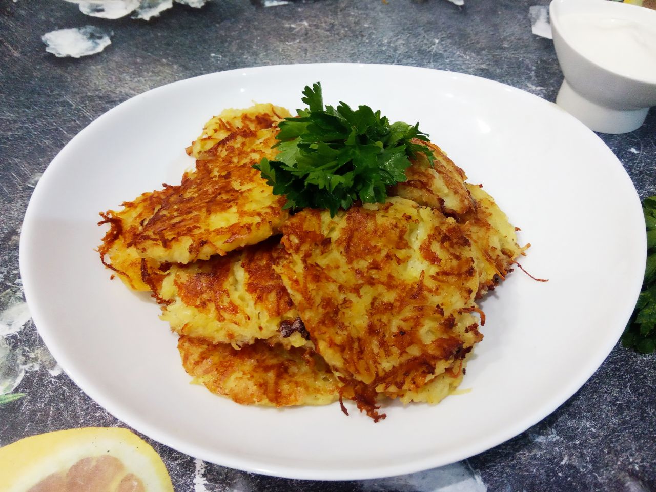 Картофельные оладьи или драники с твердым сыром, быстро и вкусно
