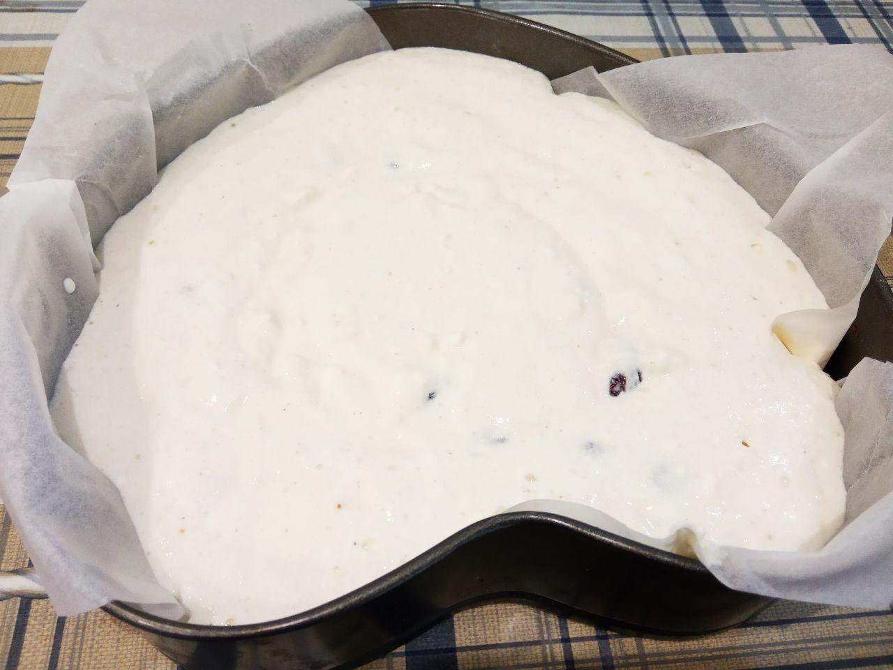 Рецепт нежной творожной запеканки с изюмом: Форму застилаем пергаментом и выкладываем осторожно творожную массу.