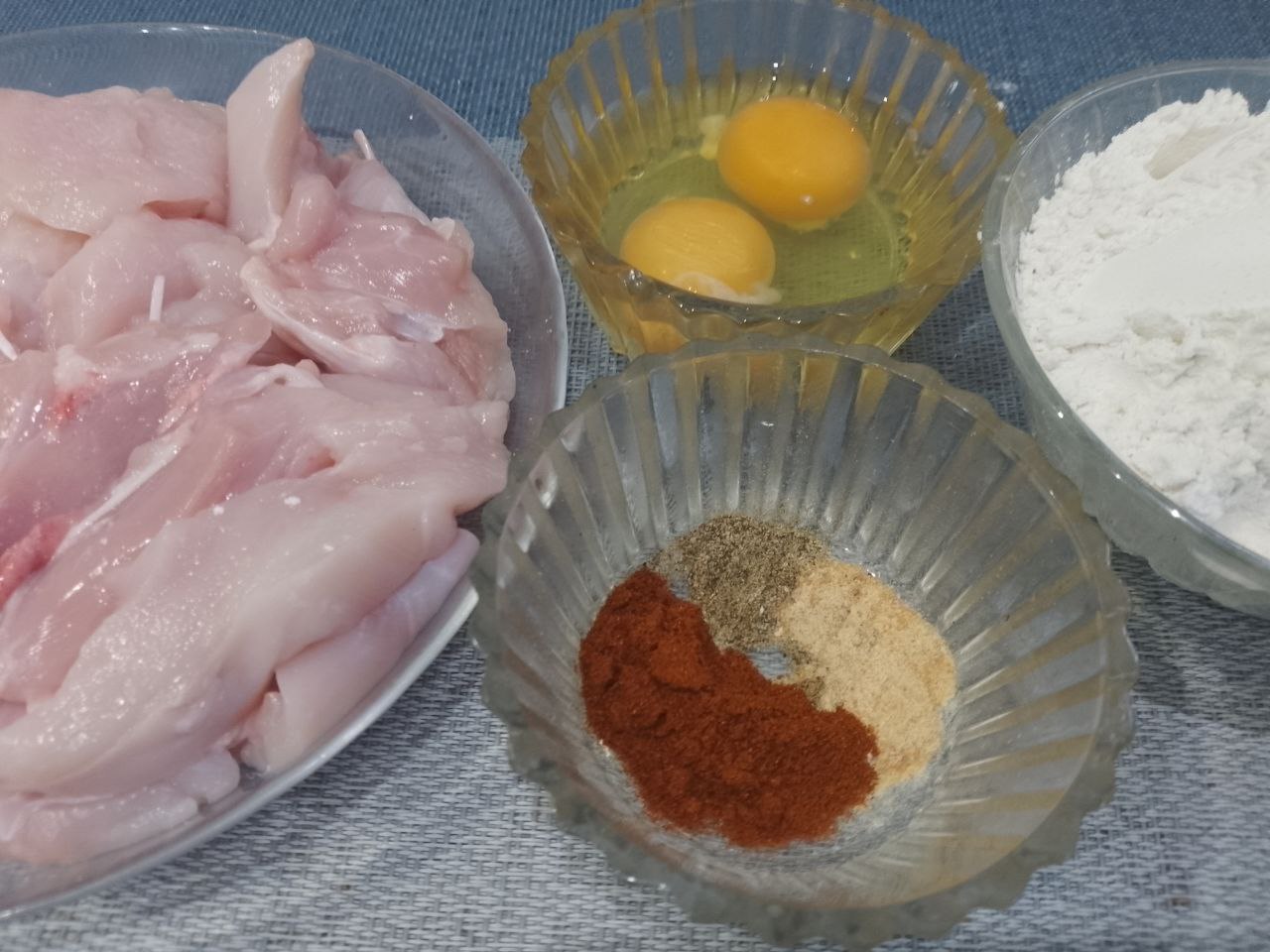 Куриное филе полосками, жареное на сковороде