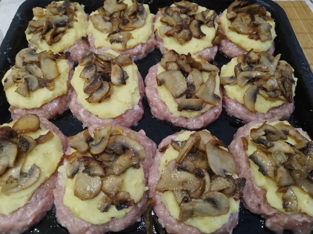 Стожки из мяса, грибов, сыра и картофельного пюре, сытные и аппетитные: На картофельный слой выкладываем жареные грибы с луком.