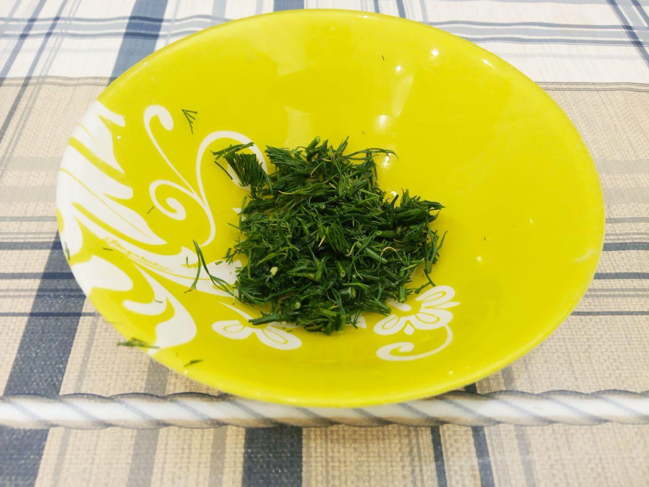 Запеченный картофель с творогом и зеленью: Зелень укропа промываем, просушиваем и измельчаем.
