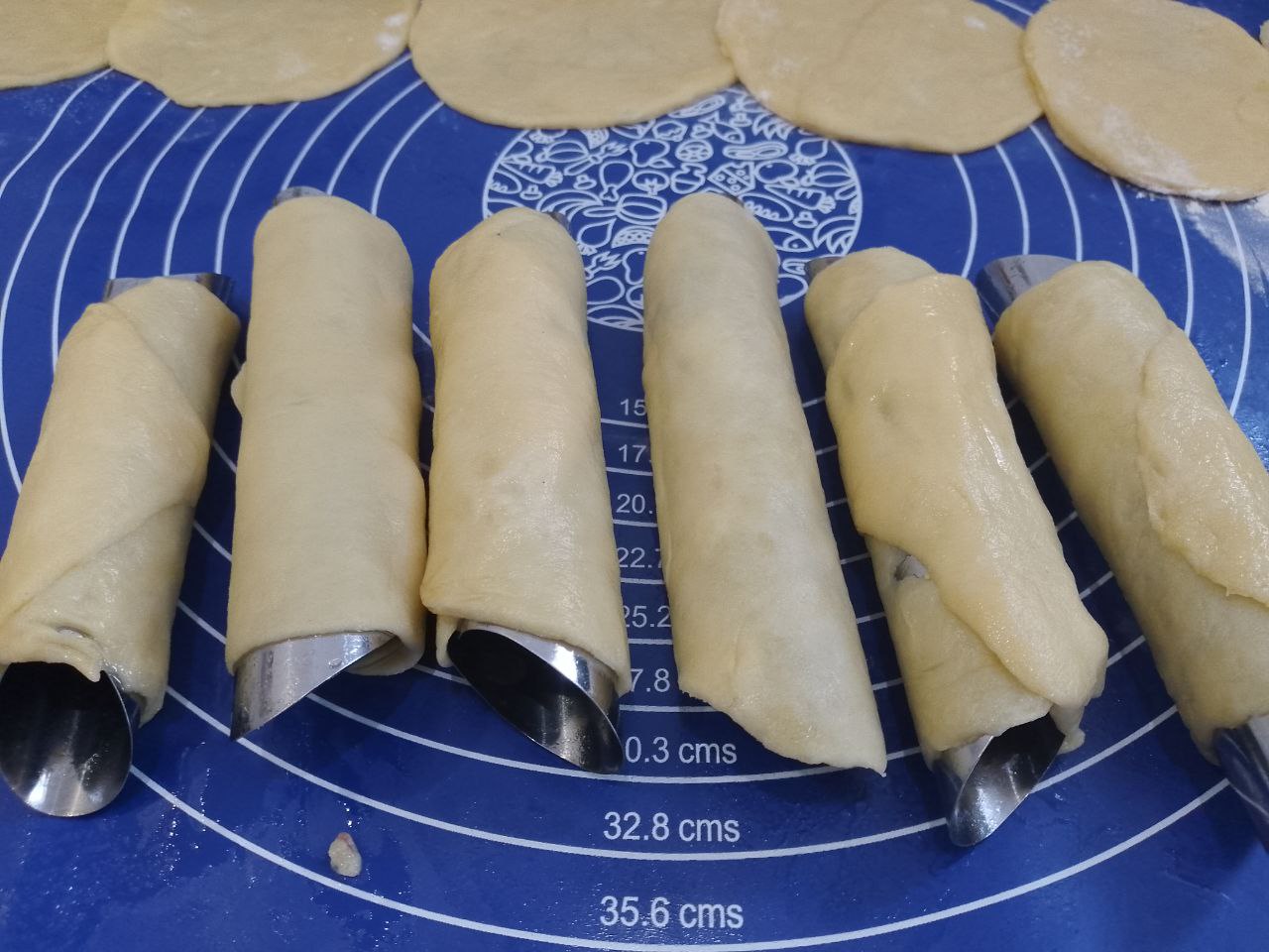 Хрустящие трубочки с начинкой из творога и вареного сгущенного молока: Формы трубочек смазываем растительным маслом, я смазываю так как к моим трубочкам если не смазать тесто