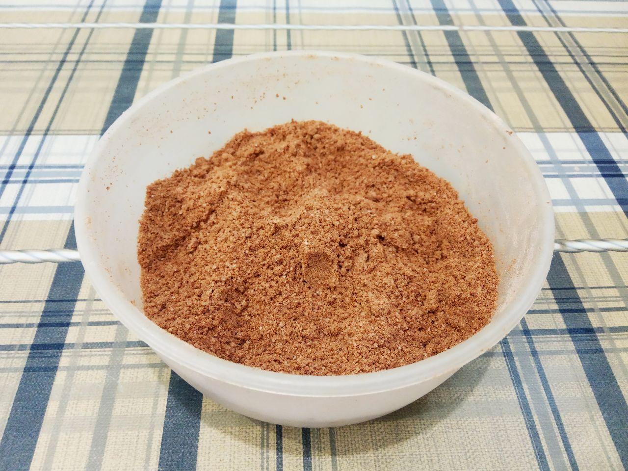 Домашние булочки с начинкой из шоколадной крошки: Пока тесто поднимается приготовим шоколадную крошку. Смешиваем муку, сахар и какао, перемешиваем. Кладем