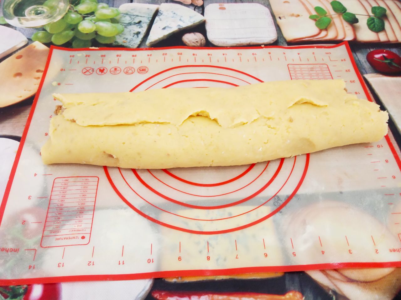 Картофельный рулет с мясной начинкой, запеченный в духовке: Затем также закрываем с другой стороны, соединяем вместе.