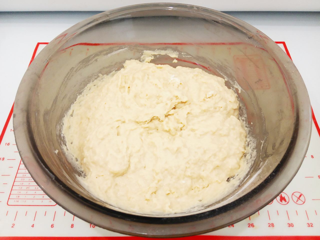Сахарные булочки к чаю, просто и вкусно: Муку просеиваем через мелкое сито и большую часть с солью добавляем в смесь, размешиваем.