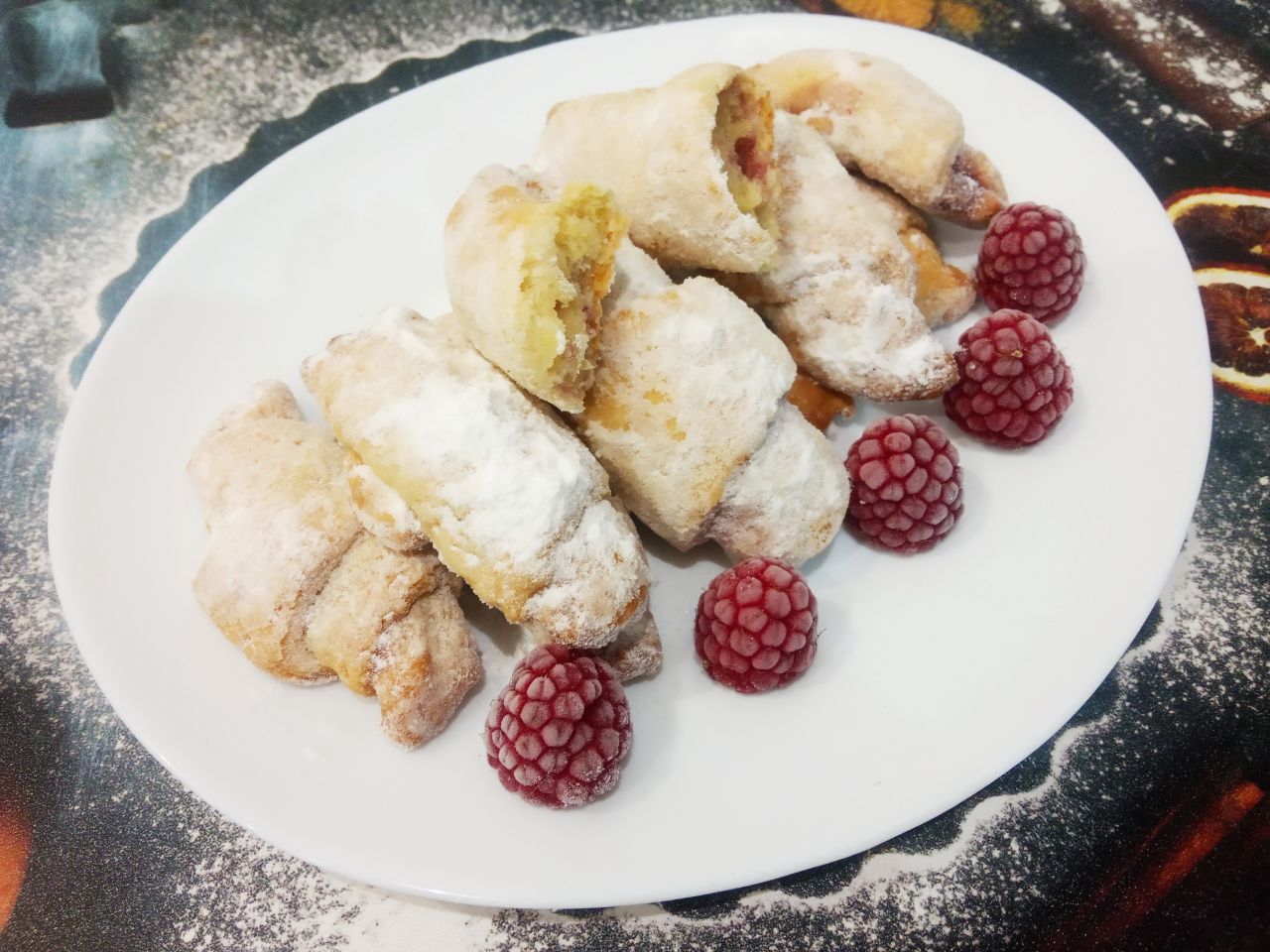 Рогалики с джемом на сметане, без яиц, просто и вкусно