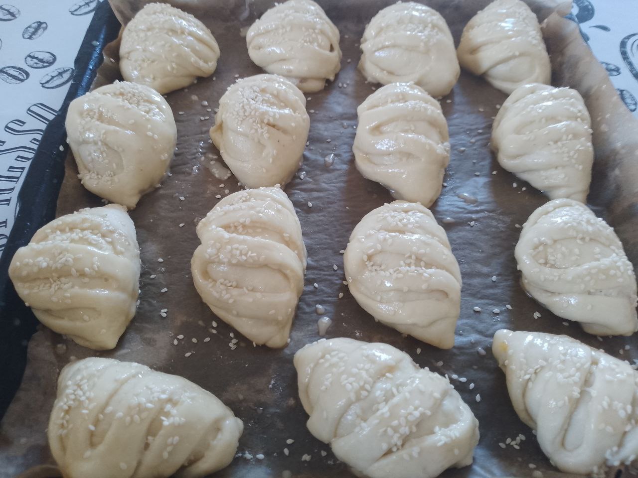 Вкусные и сытные пирожки из дрожжевого теста, с мясной начинкой: Желток соединяем с молоком, перемешиваем, смазываем пирожки и посыпаем кунжутом.