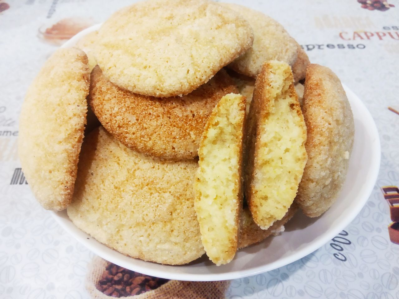 Домашнее печенье из манной крупы, просто и вкусно: Испеченное печенье складываем на блюдо или поднос и подаем к чаю.