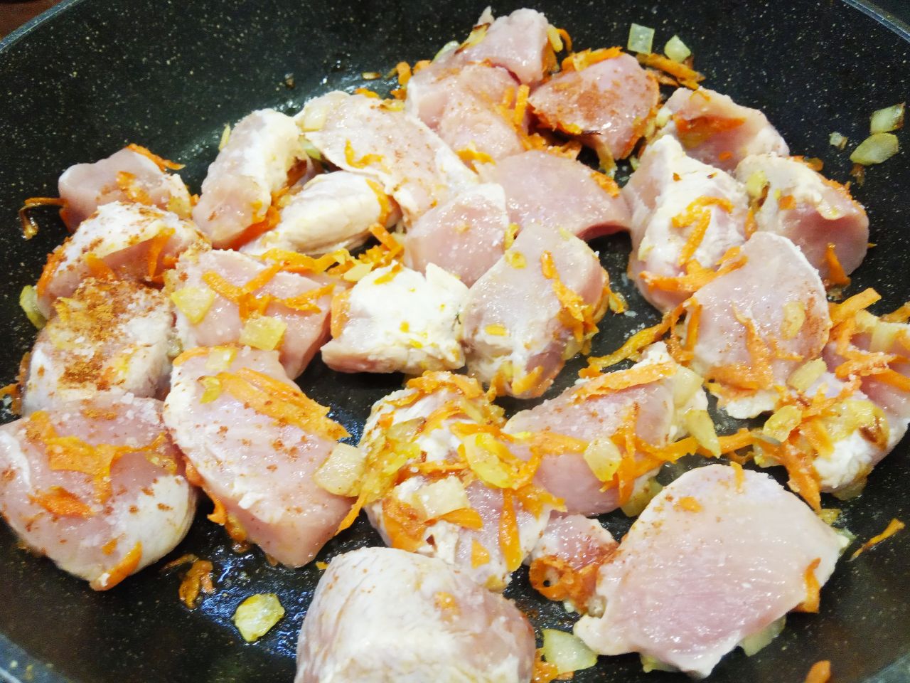 Картофель тушеный со свининой и овощами, сытный и аппетитный: Кладем приготовленные кусочки мяса и обжариваем.