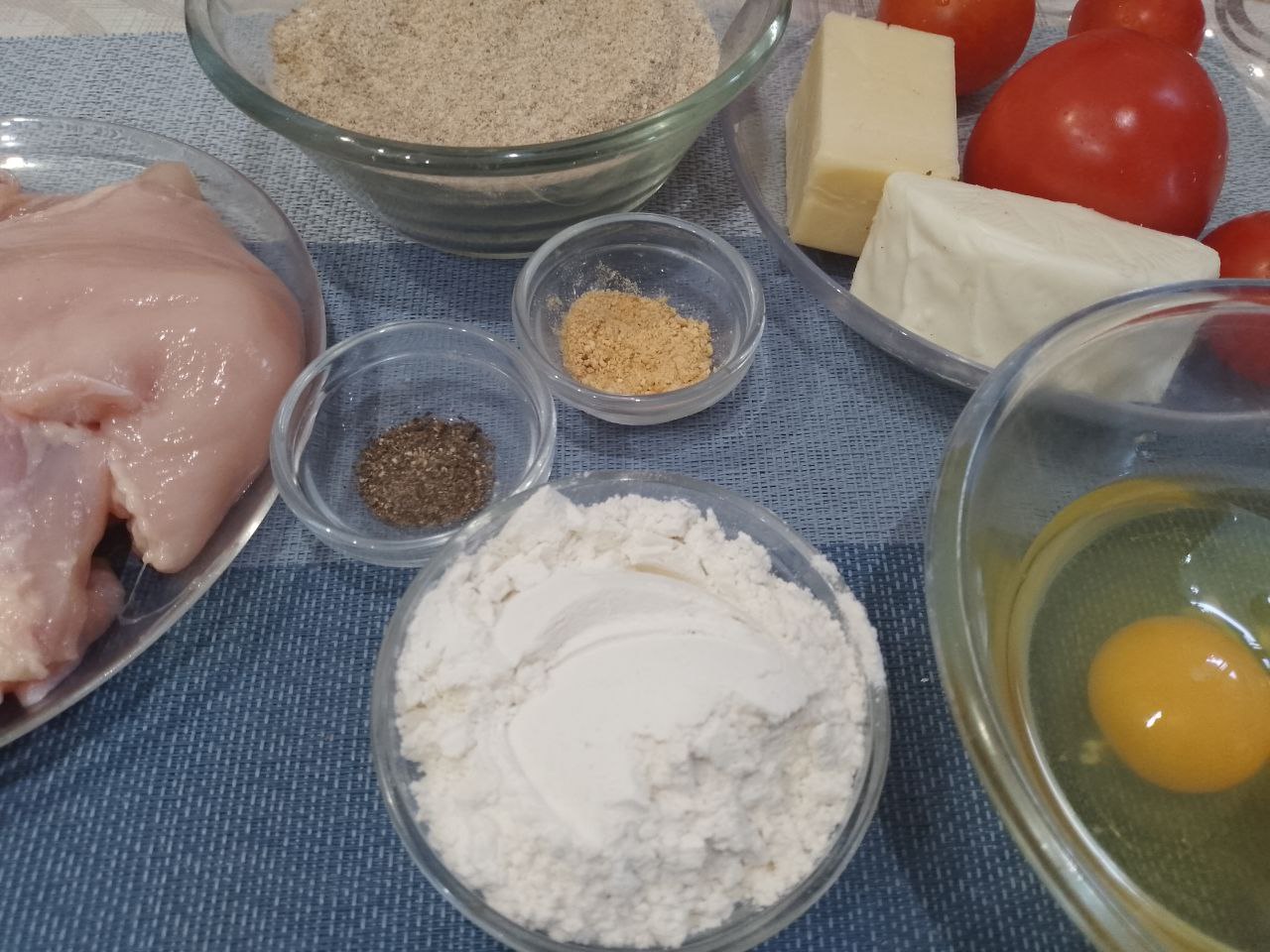 Курица пармиджано с протертыми помидорами и сыром