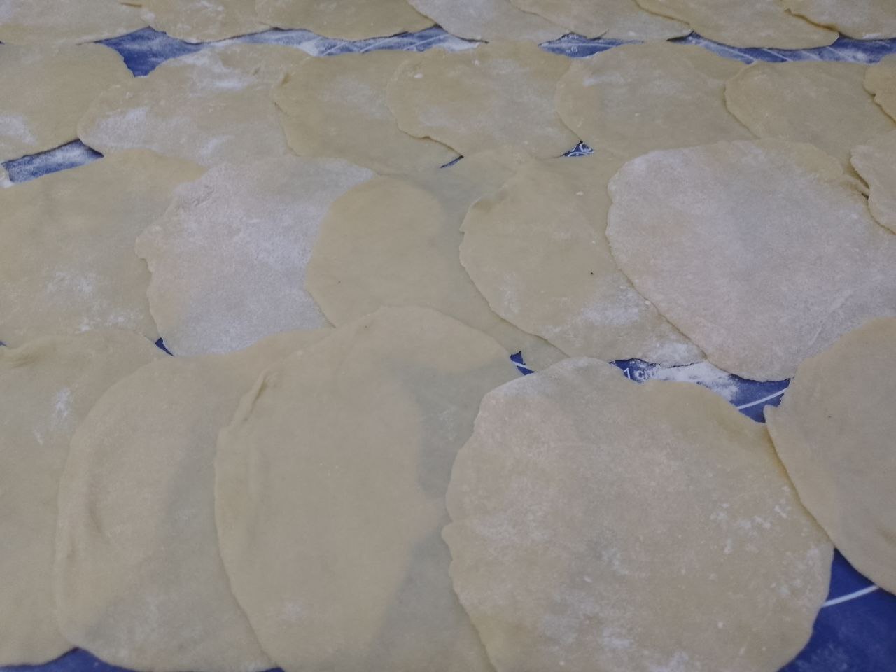Пирожные с начинкой из белков и изюма: Каждый шарик раскатываем тонким кругом диаметром до 15 см.
