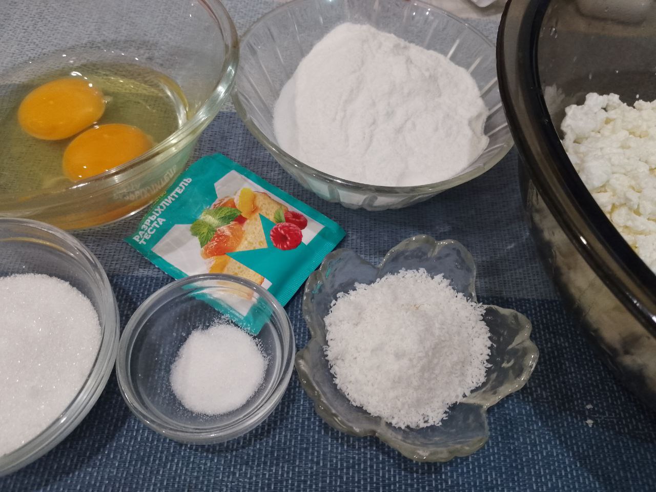 Сырники из творога, рисовой муки и кокосовой стружки