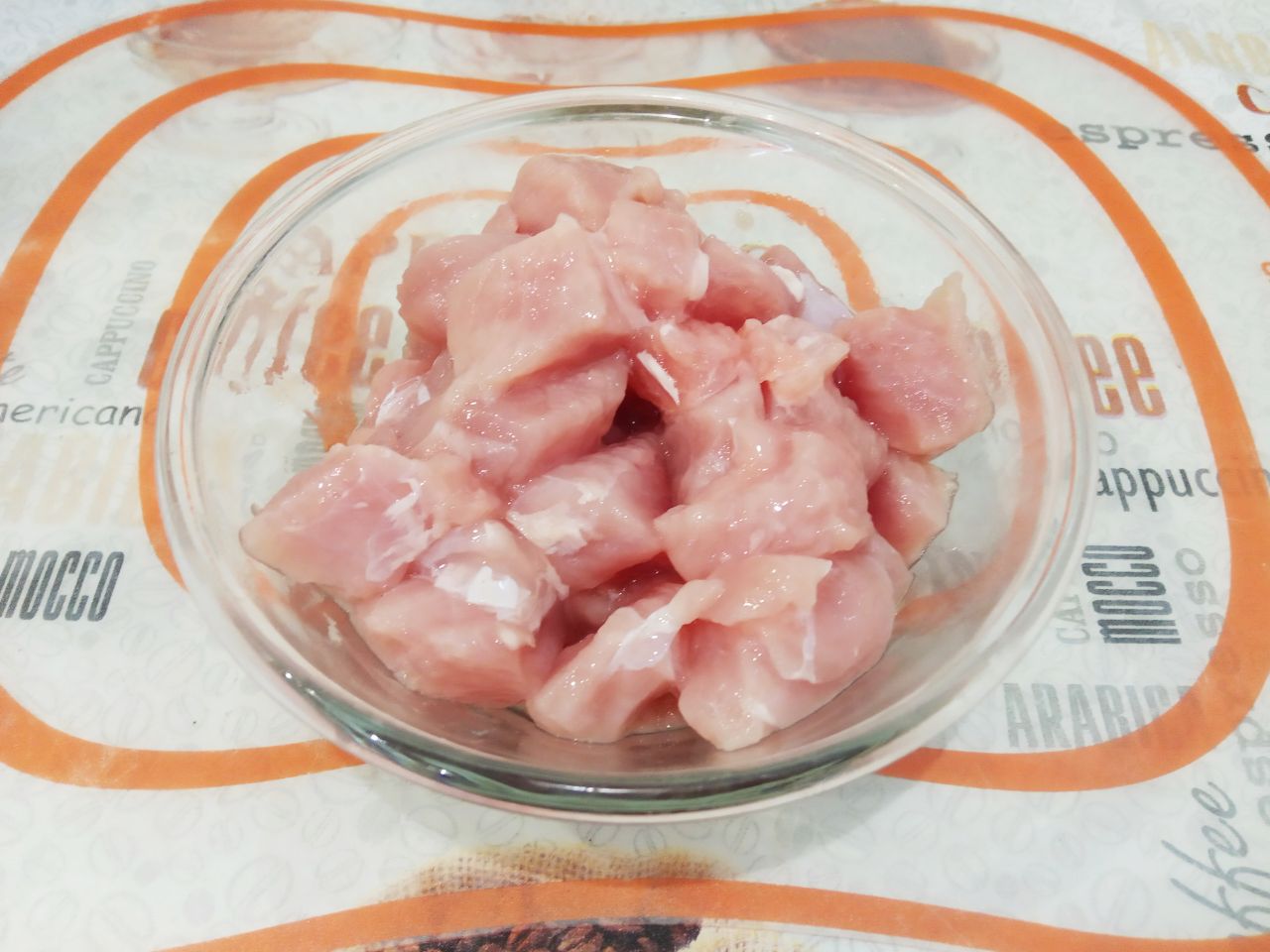 Тушеная чечевица со свининой и овощами, сытно и вкусно: Мясо промываем, просушиваем и разрезаем на небольшие кусочки.