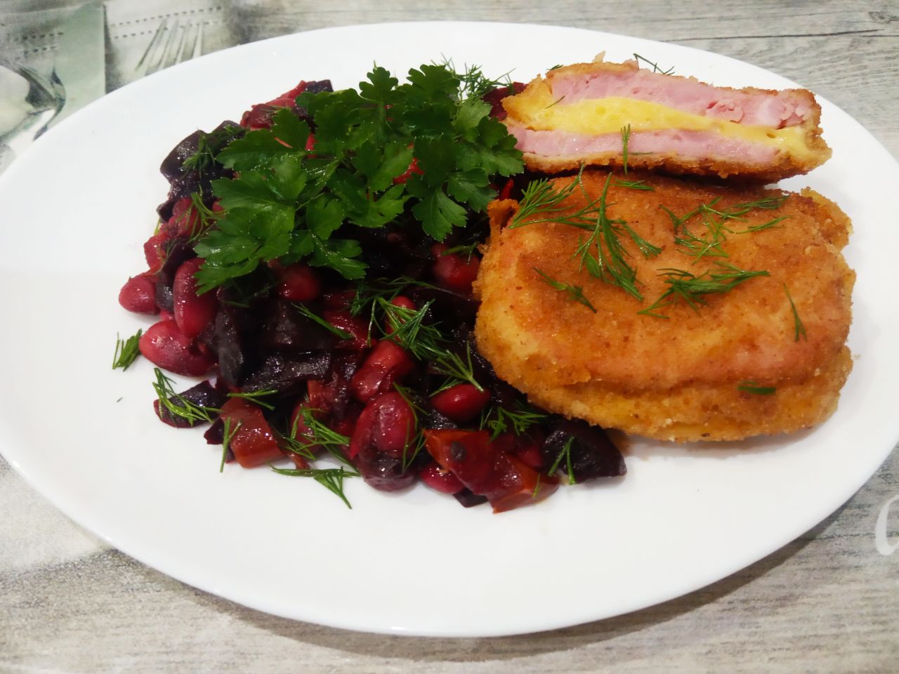 Вкусный и аппетитный завтрак из ветчины и сыра, в кляре