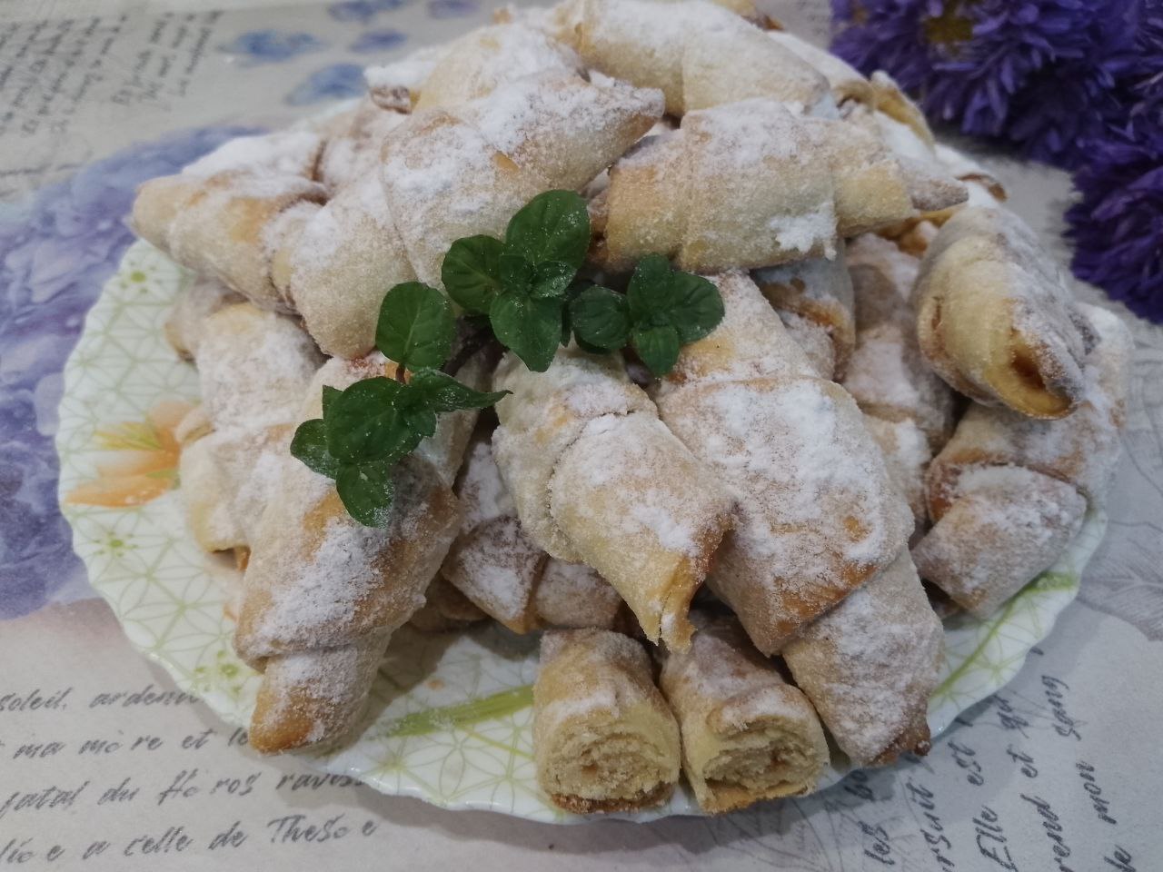 Домашнее песочное печенье рогалики с джемом