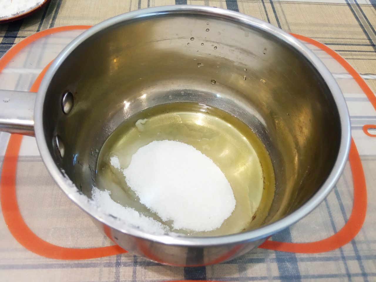 Воздушные и нежные булочки с заварным кремом и изюмом: В сотейник насыпаем сахар, добавляем белки и размешиваем. Добавляем крахмал, размешиваем, вливаем молоко и