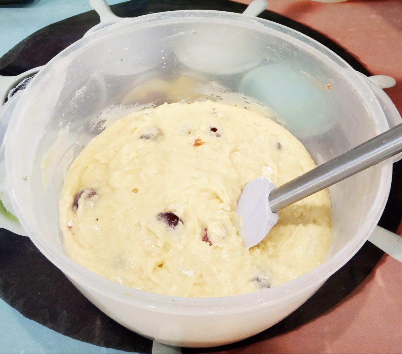Вишневый пирог на кефире, просто и вкусно: Добавляем в тесто приготовленные ягоды вишни, размешиваем так, чтобы ягоды равномерно распределились в тесте.
