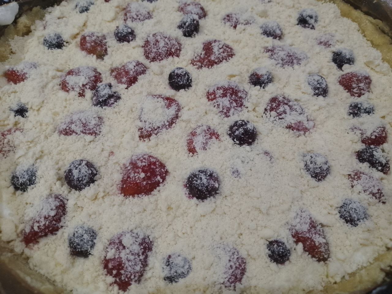 Пирог из песочной крошки, с творожной начинкой и замороженными ягодами: Сверху посыпаем оставшейся мучной крошкой.