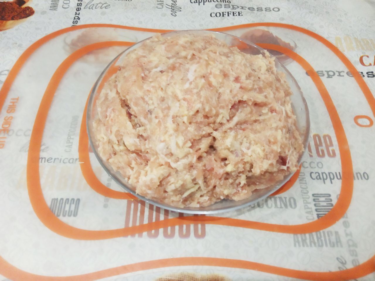 Мясные конвертики с сыром, жареные на сковороде: Соединяем фарш, тертый сыр, лук, чеснок и манную крупу. Добавляем соль и перец по вкусу, тщательно