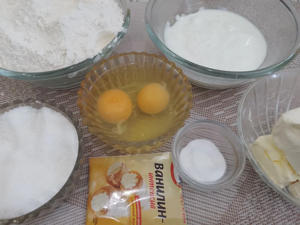 Песочное и рассыпчатое печенье, с начинкой из творога и изюма