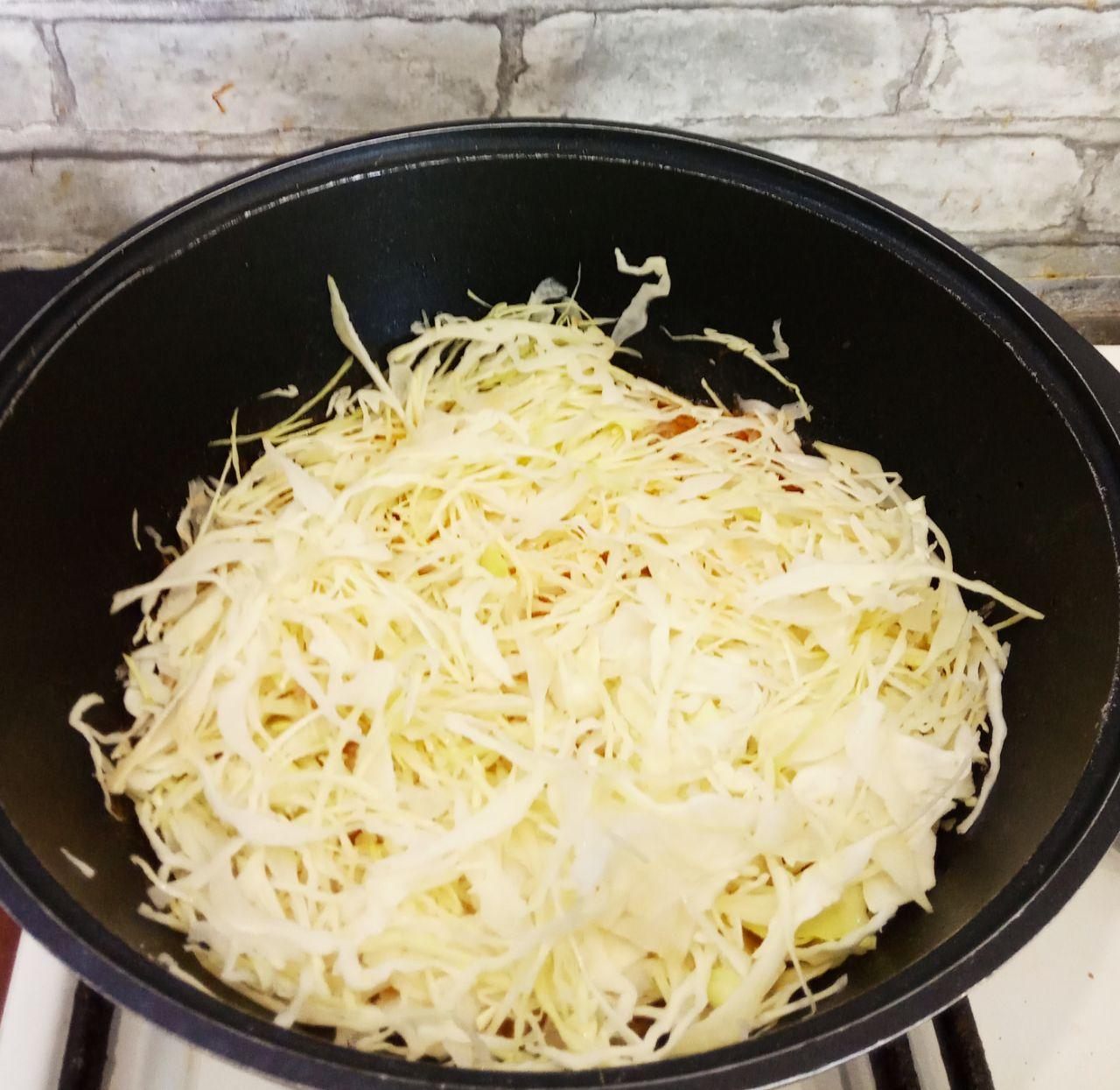 Овощное рагу с мясными шариками: Кладем нашинкованную капусту.